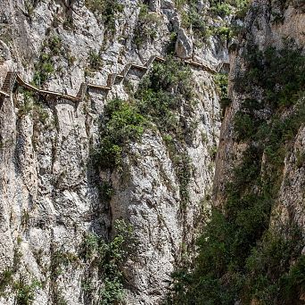 La pasarela colgante del pantano de Relleu: una experiencia de vértigo