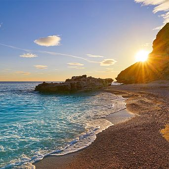 Playa de la Caleta: un entorno de comodidad y tranquilidad en Villajoyosa