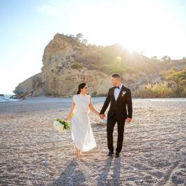 novios en la playa del hotel Montiboli