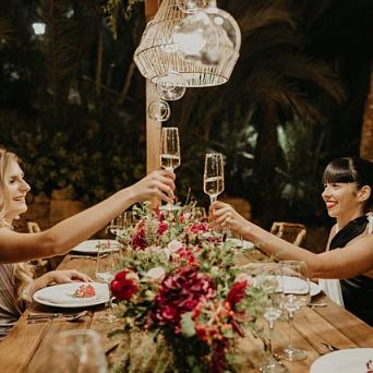 Cómo ser la perfecta invitada en una boda en la playa
