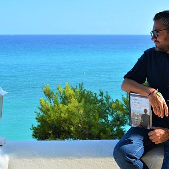 Un café y un libro mirando al mar con Máximo Huerta