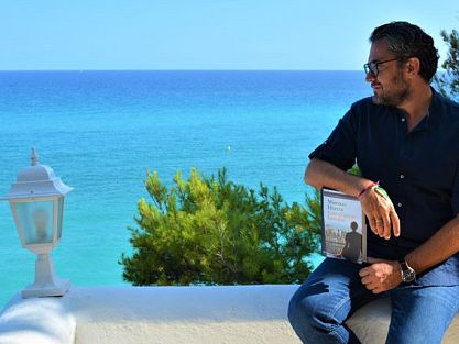 A coffee and a book while looking at the sea with the famous author and Minister Máximo Huerta
