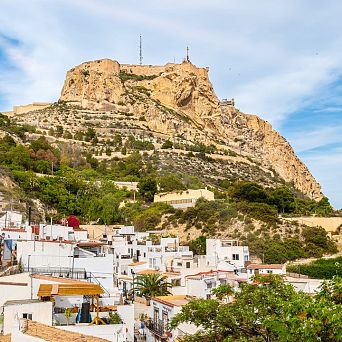The Santa Cruz neighbourhood rises on the slopes of the Santa Bárbara Castle