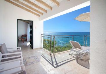 Chambre Bungalow avec Fauteuils de Terrasse et Hamacs