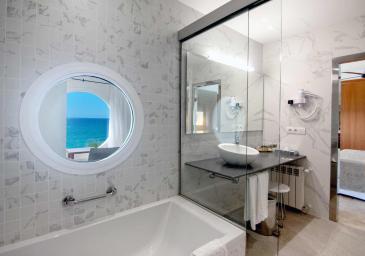 Salle de bain Chambre Bungalow avec baignoire à côté de la Sear