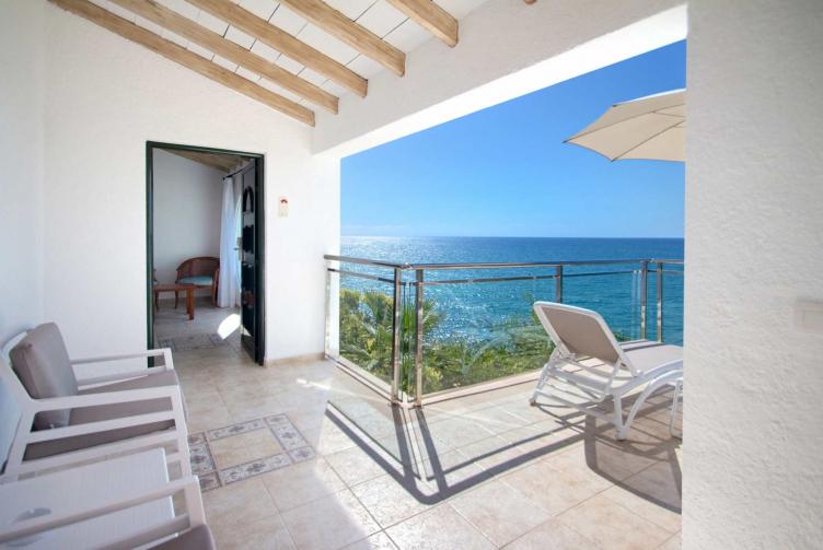 Chambre Bungalow avec Fauteuils de Terrasse et Hamacs