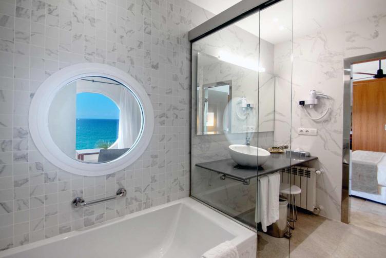 Salle de bain Chambre Bungalow avec baignoire à côté de la Sear