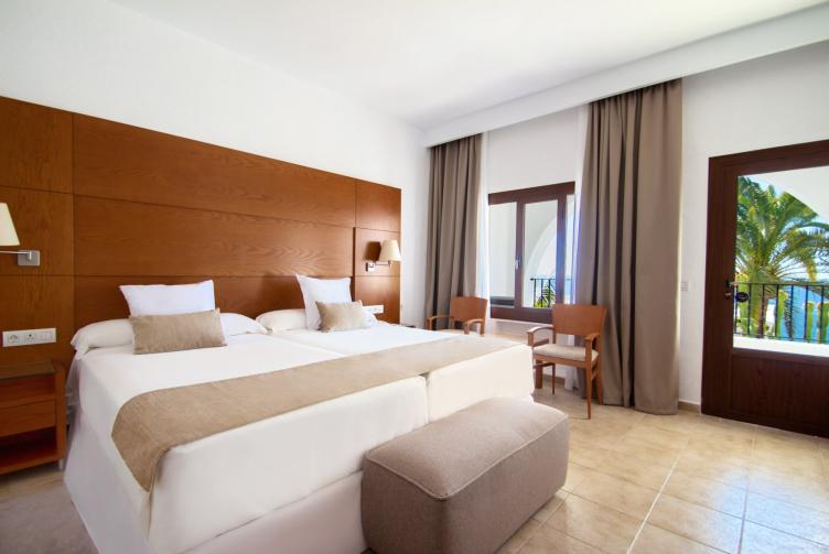 Двуспальная кровать