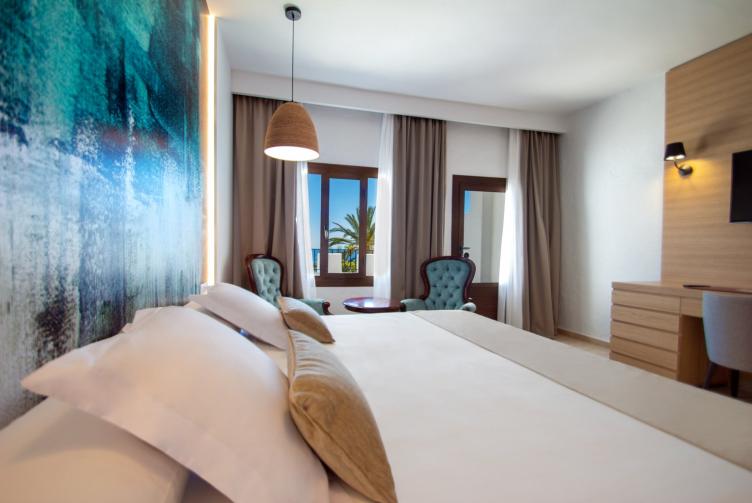 Современная двуспальная кровать с гостиной