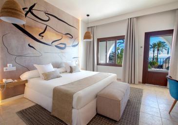 Lit double dans la chambre double contemporaine