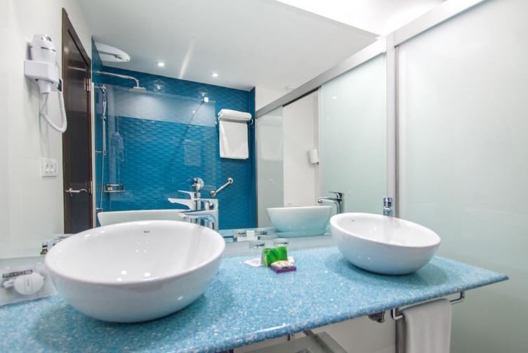 Superior Romantic Double Room Bathroom