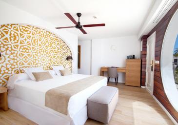 Lit double de la chambre Junior Suite Nao