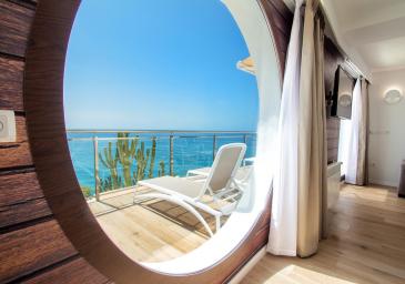 Fenêtre de la chambre de la suite junior Nao