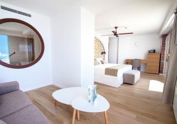 Salon complet de la chambre Nao Junior Suite