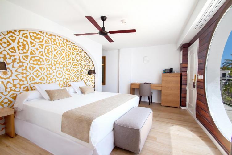 Lit double de la chambre Junior Suite Nao