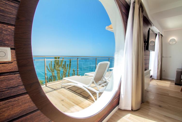 Fenêtre de la chambre de la suite junior Nao