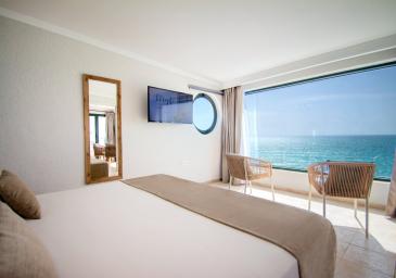 Vue sur l'océan depuis la chambre de la suite junior Polaris