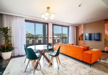 Salon et terrasse de la suite présidentielle