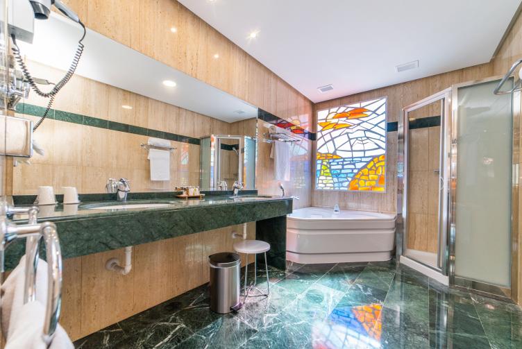 Гидромассажная ванна Президентского номера Люкс