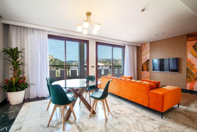 Гостиная и терраса Президентского номера Люкс