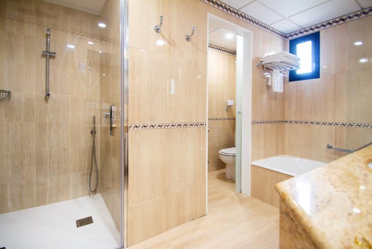 Bad des Torre Paradís Zimmers