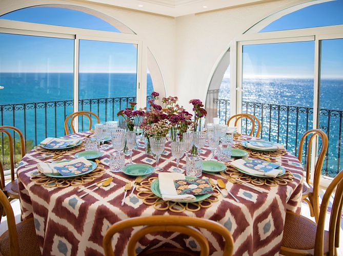 Панорамный зал с фронтальным видом на море