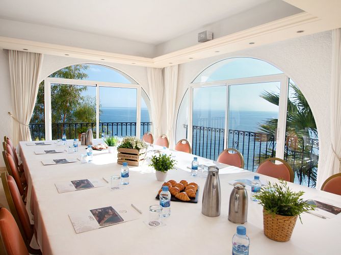 Панорамный зал с фронтальным видом на море