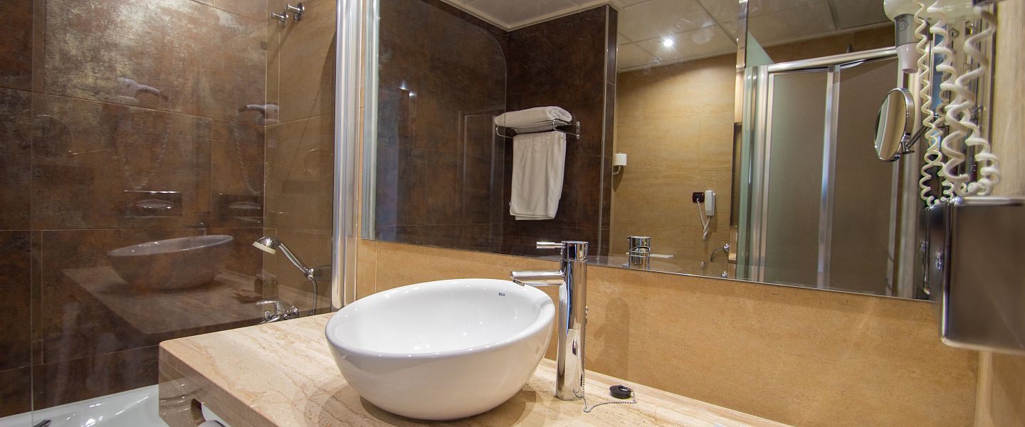 Современная двуспальная кровать с гостиной