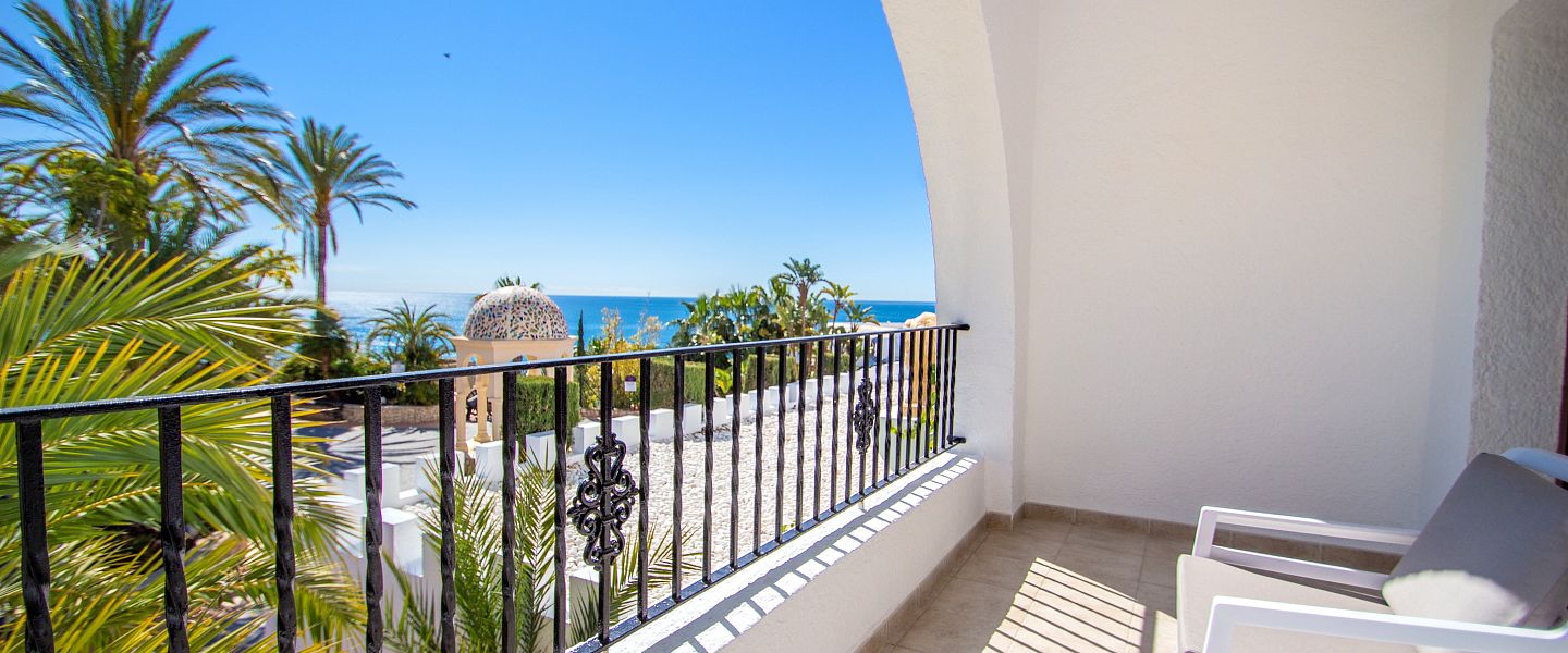 Современная двуспальная кровать с гостиной