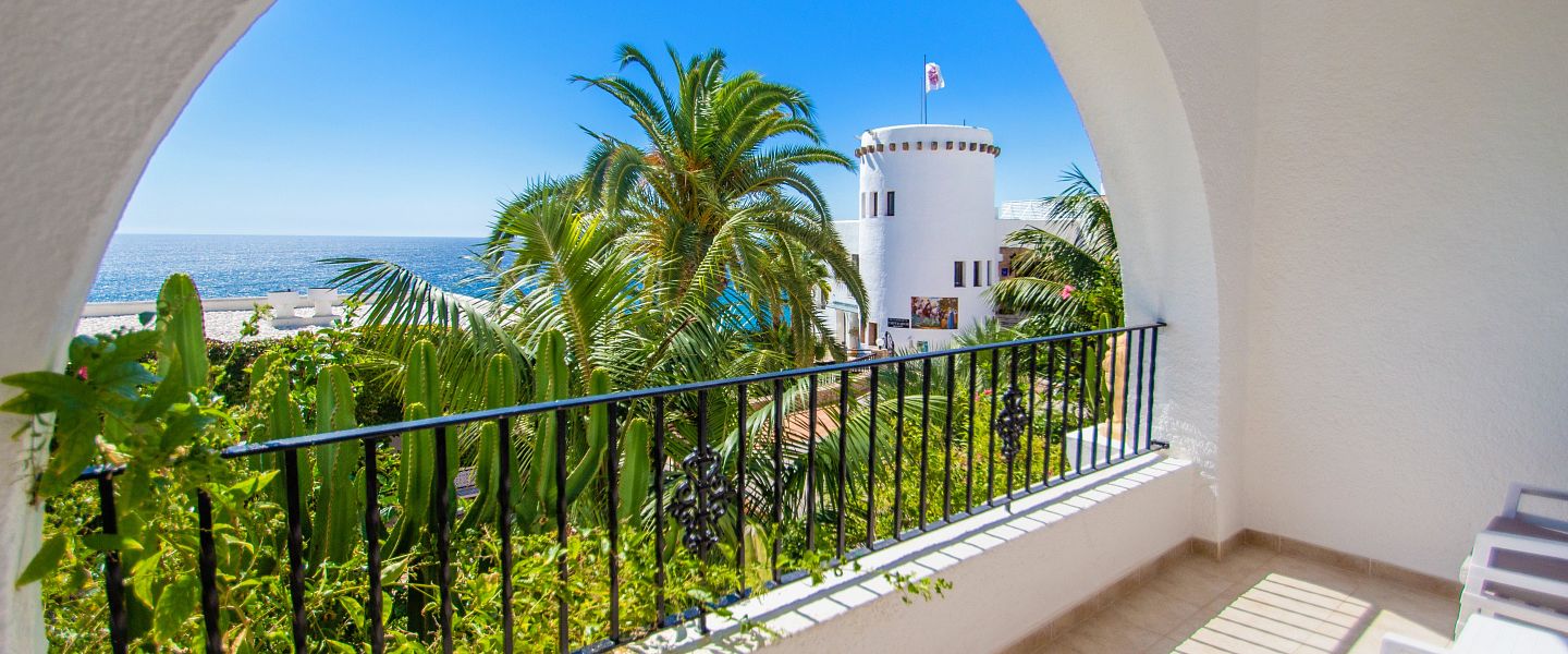 Современная двуспальная кровать с гостиной