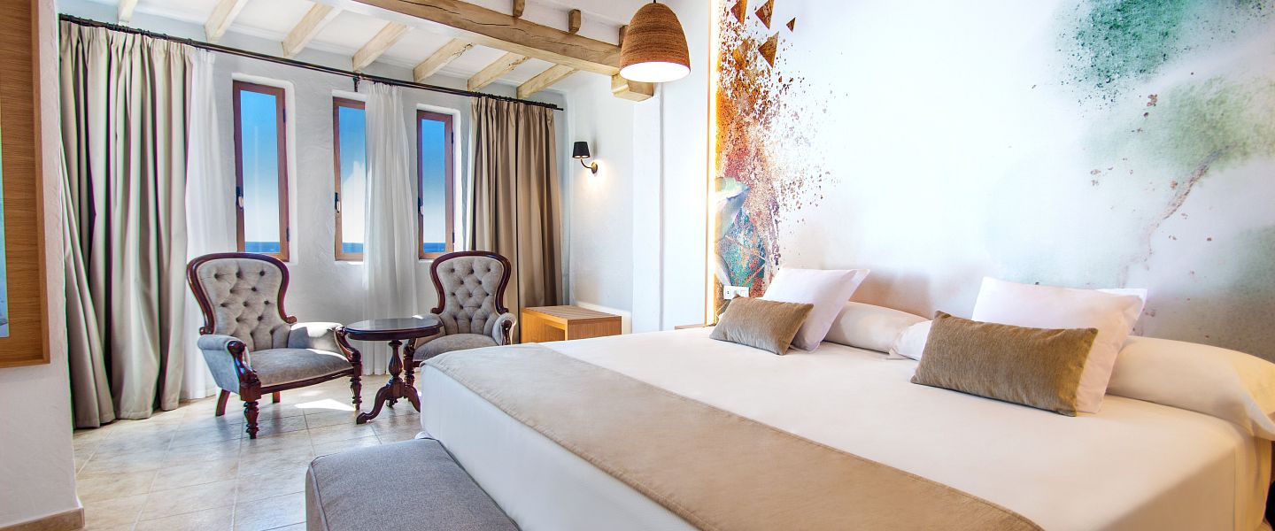 Современная двуспальная кровать с гостиной