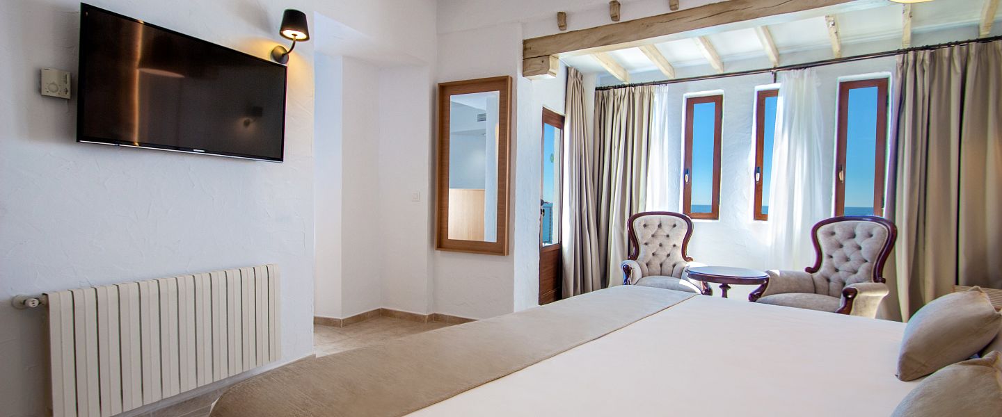 Современная двуспальная кровать с гостиной