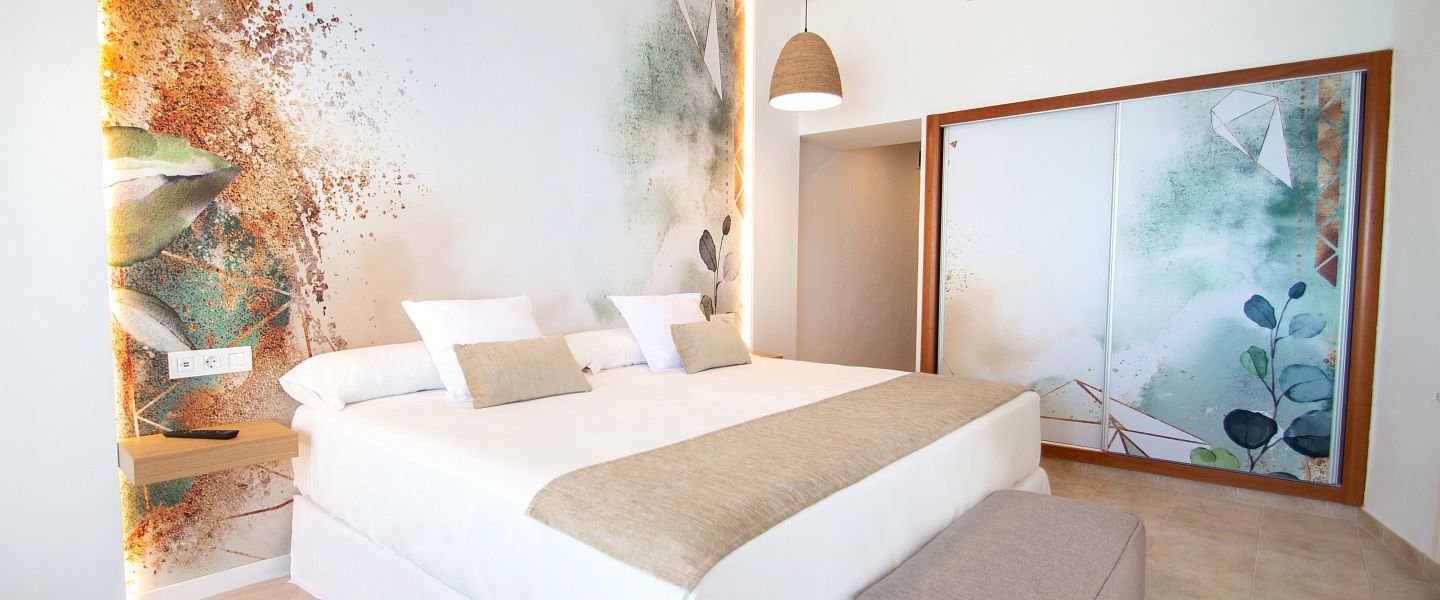 Современная двуспальная кровать с гостиной