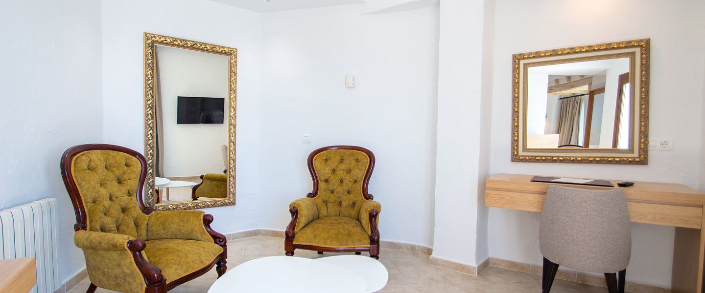 Современная двуспальная кровать с гостиной