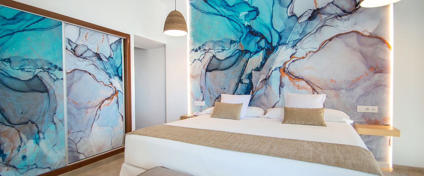 Современная двуспальная кровать с гостиной