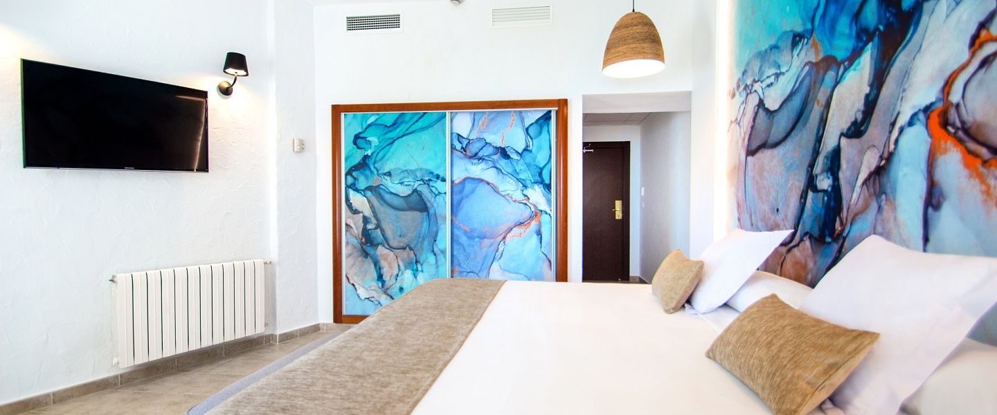 Современная двуспальная кровать с гостиной