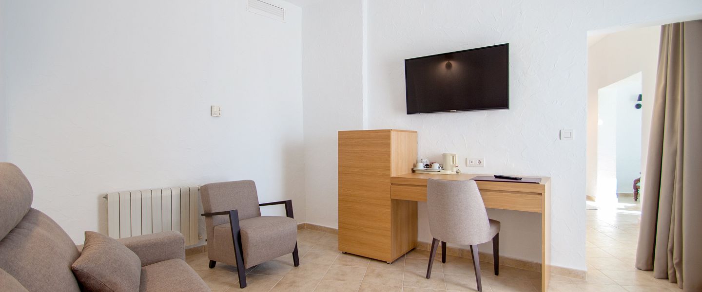 Современная двуспальная кровать с гостиной