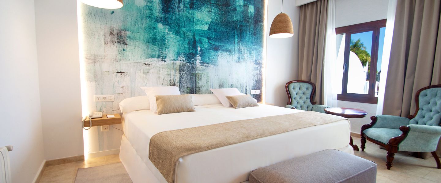 Современная двуспальная кровать с гостиной