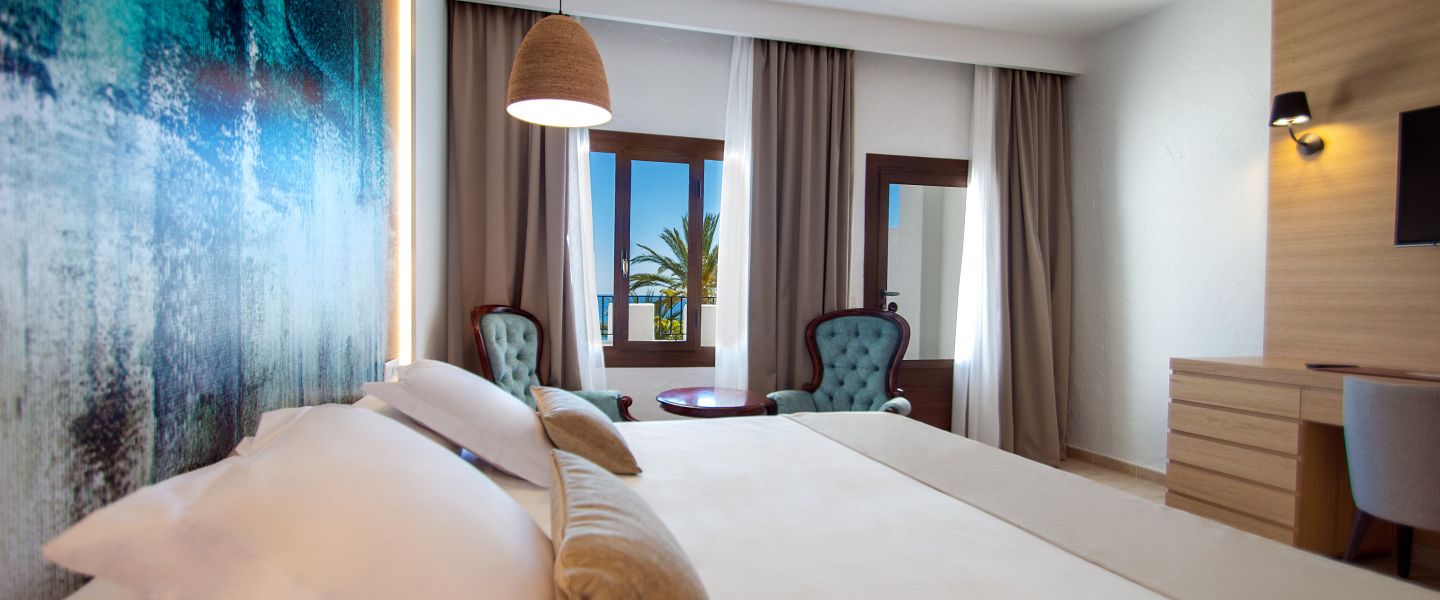 Современная двуспальная кровать с гостиной