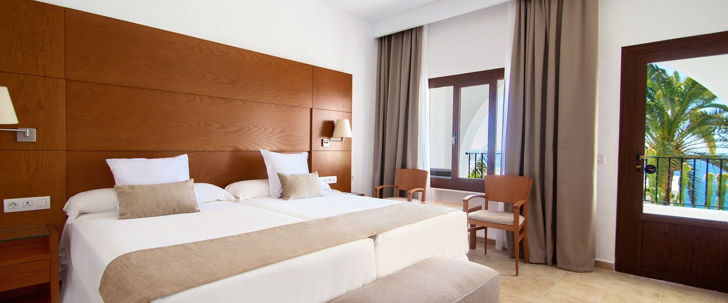 Современная двуспальная кровать с гостиной