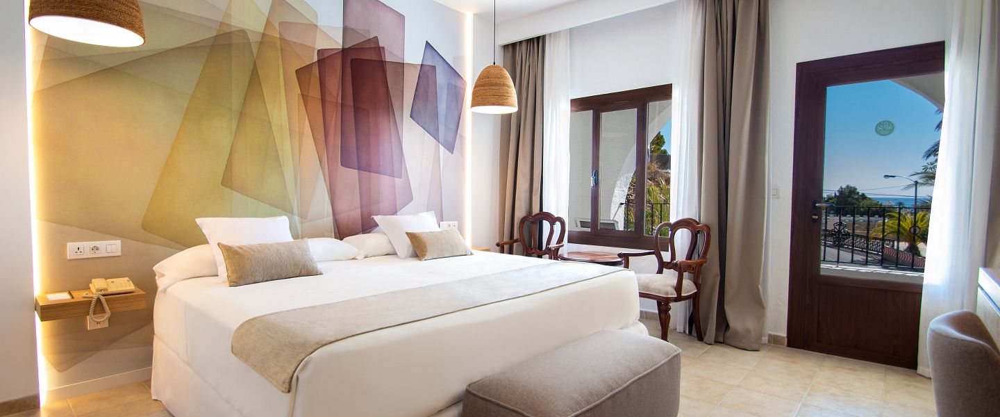 Современная двуспальная кровать с гостиной