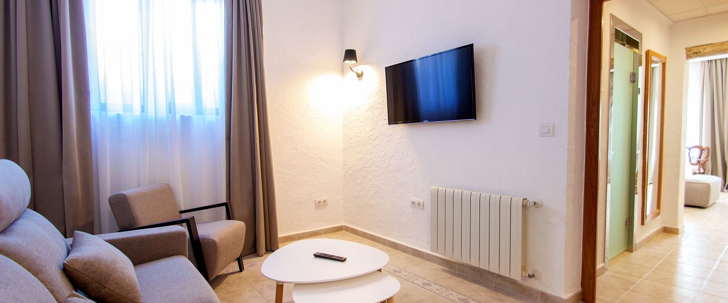 Современная двуспальная кровать с гостиной