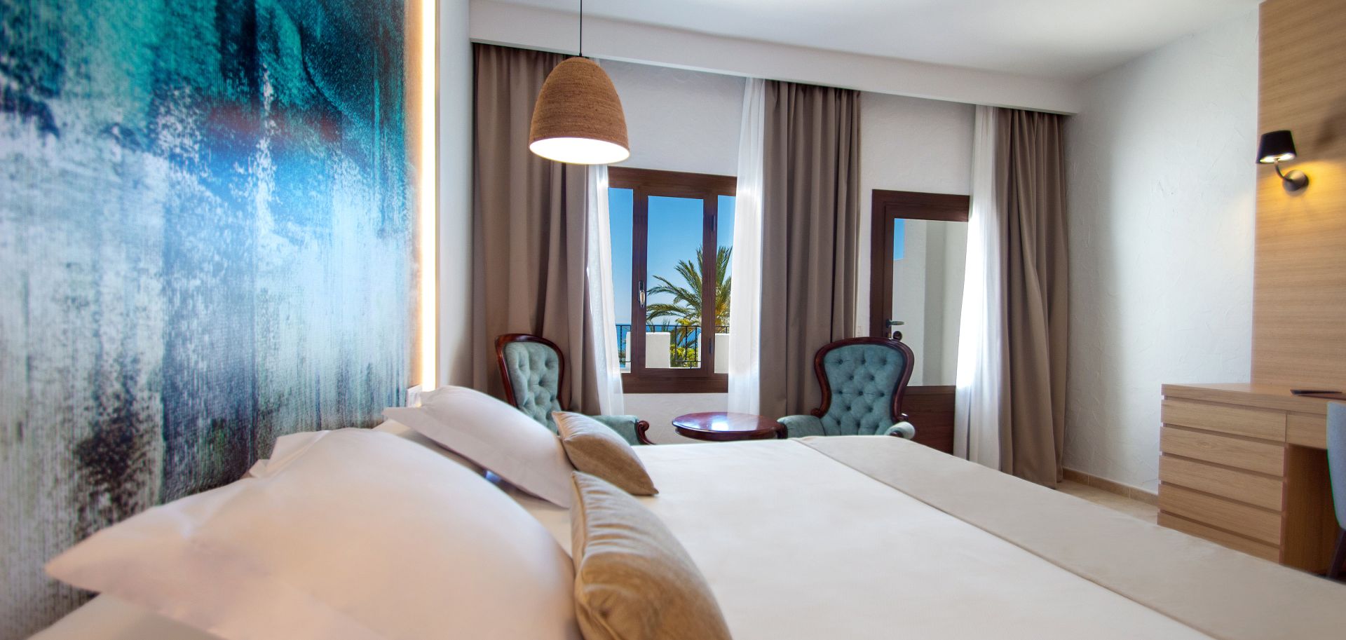 Двуспальная кровать