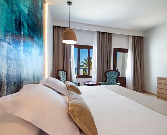 Cama de matrimonio en la habitación