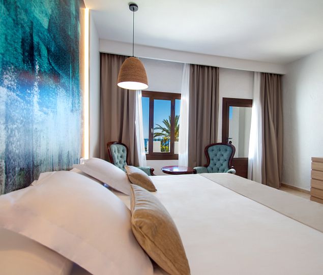 Cama de matrimonio en la habitación