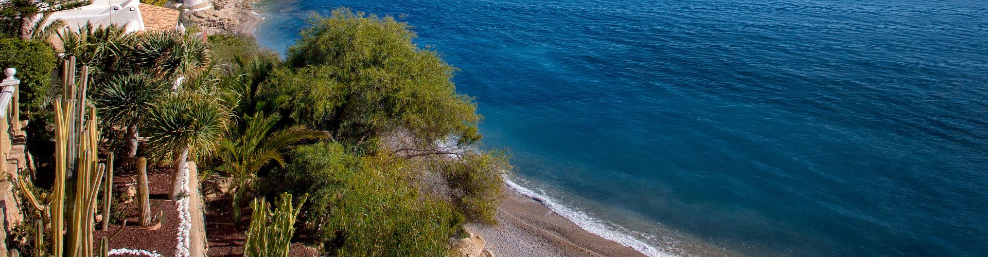 Пляж напротив отеля