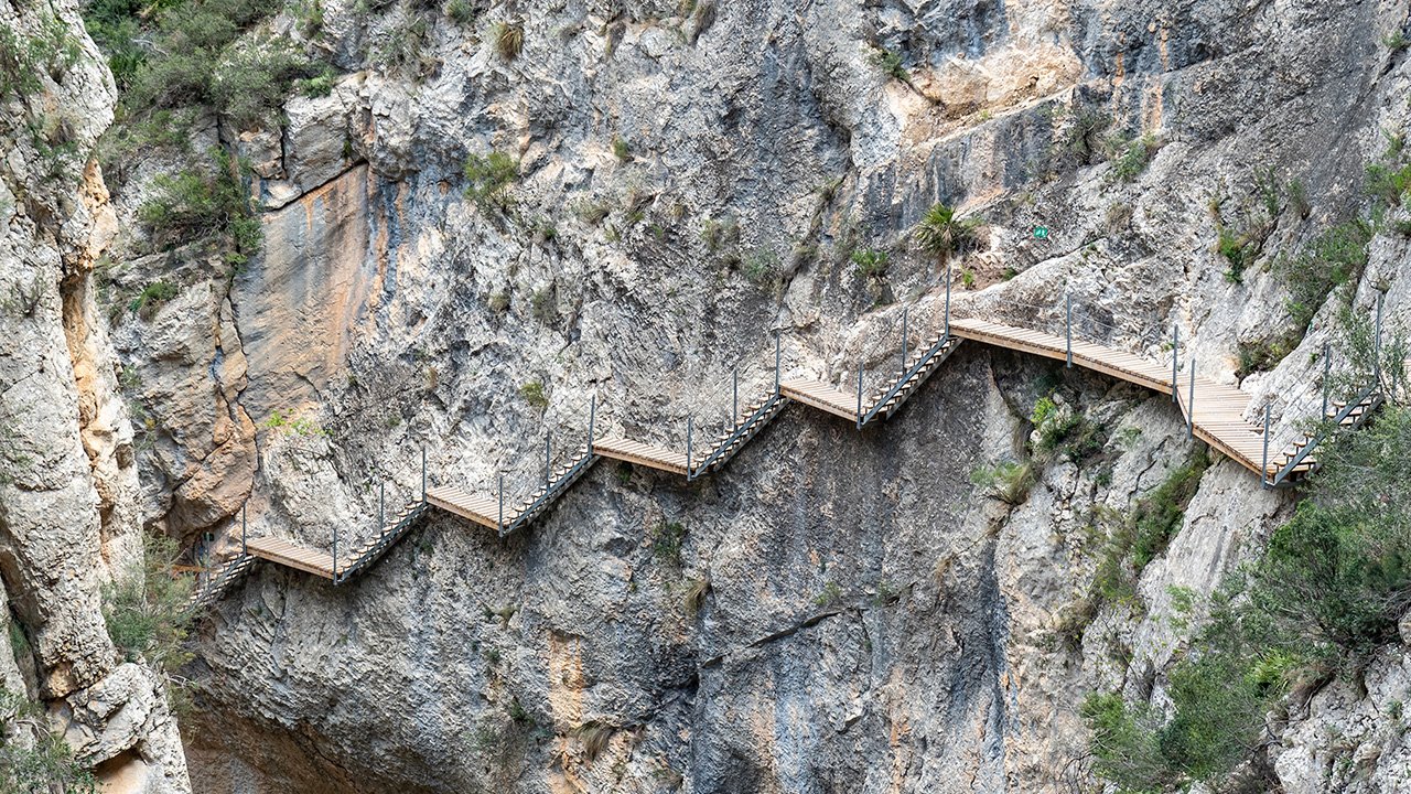 Wooden path on the Relleu footbridge