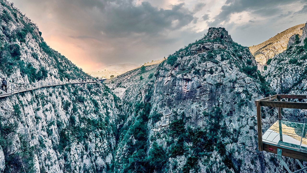 Glass viewpoint of the Relleu footbridge