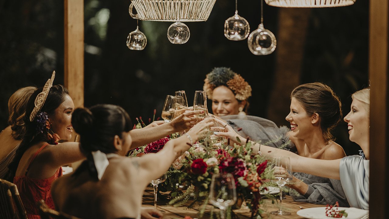 Amigas brindando en despedida de soltera