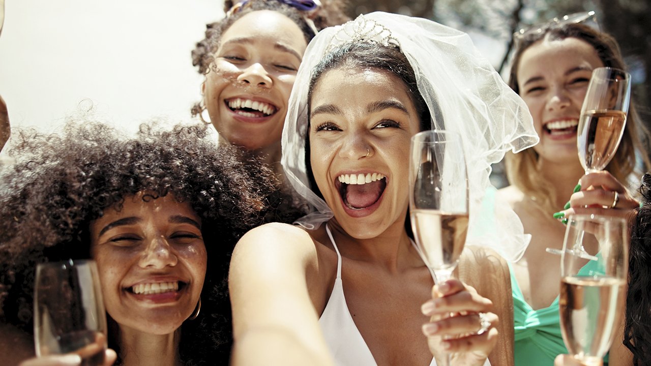 Novia y amigas en despedida de soltera